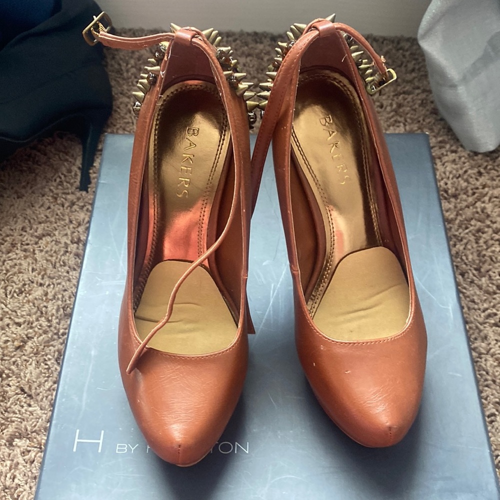 Baker, spiked ankle strap, close toe